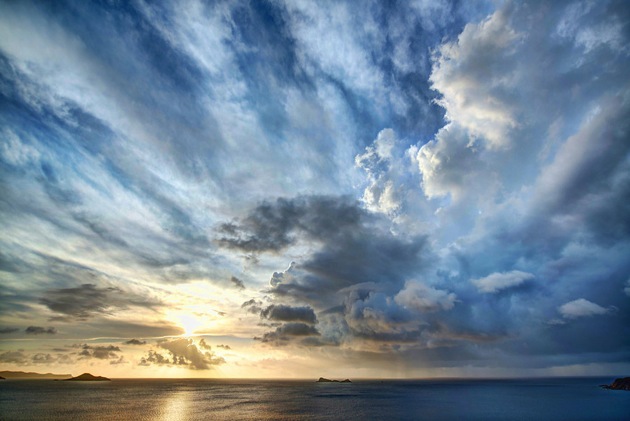 Trey Ratcliff - Carribean clouds-900x601